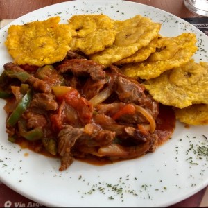 Bistec Picado con Patacones 