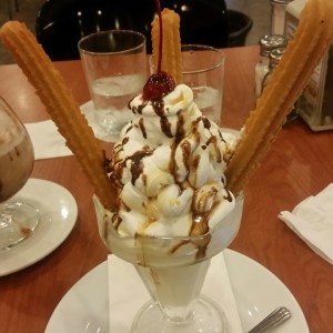 copa de helado con churro