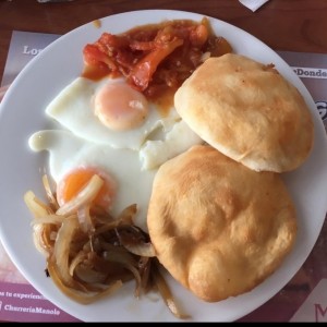 huevos tomate cebolla y hojaldres