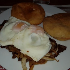 Bisteck encebollado con Hojaldre y huevo