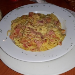 Spaguetti en Sanasa alfredo con Jamon