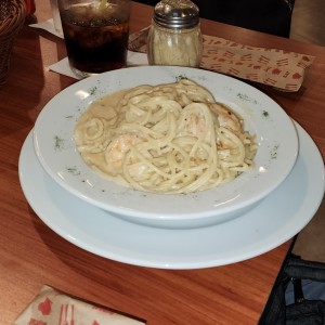 Pasta Alfredo con camarones