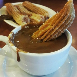 Chocolate con churros rellenos