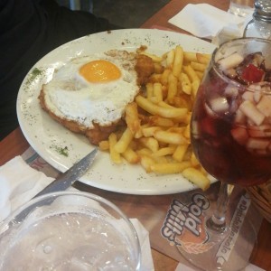 Milanesa de pollo a caballo con papas fritas