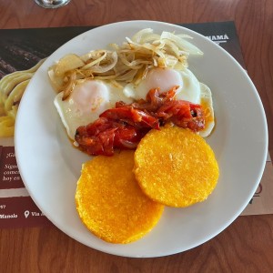 Cebolla huevo frito tomate y tortilla