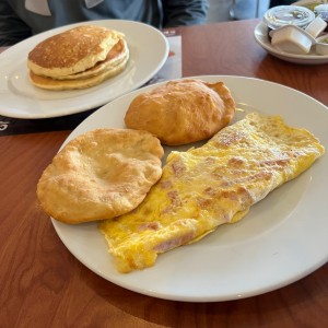 Omellete de queso y jamon con hojaldres /// pancakes
