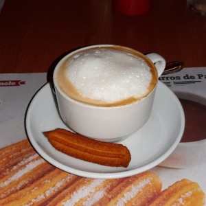 Clasico Cafe con Leche y su mini churro