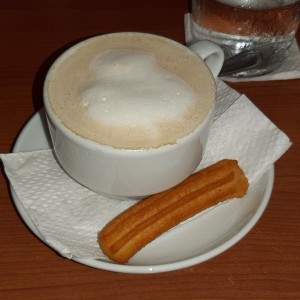 Clasico cafe con leche con su churro