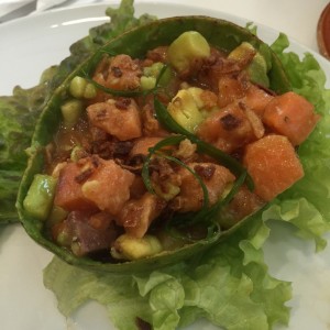 aguacate con tartar de salmon