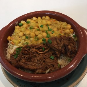 Falda con vegetales sobre arroz con curry