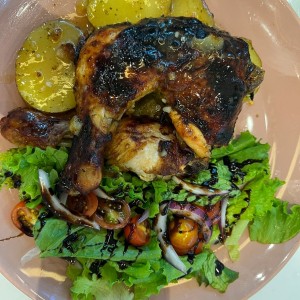 Pollo horneado con papas pisada y ensalada