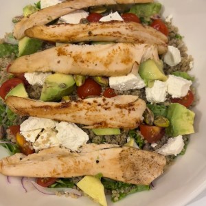 Plato Recomendados - Quinoa classic Salad con extra de pollo y aguacate