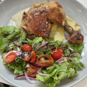 Pollo horneado con papas pisada y ensalada