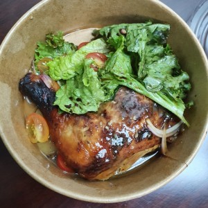 Pollo horneado con papas pisada y ensalada
