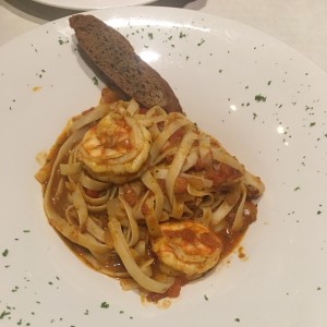 pasta con langostinos con tomate y curry