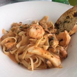 fetuccini con mariscos en salsa rosada