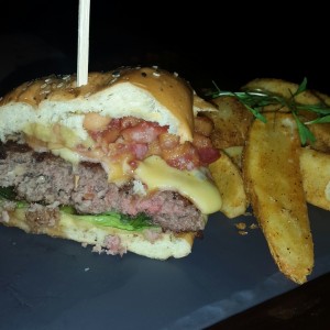 Platos fuertes - Casco burger