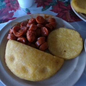 Empanada de pollo + Tortilla + Salchicha Guisada