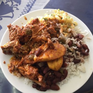 Comida con Gallina Guisada