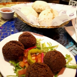 falafel de garbanzo con pan pita