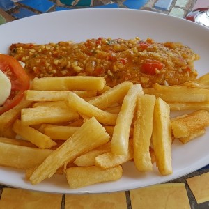 Filete de pescado al ajillo con yuca frita