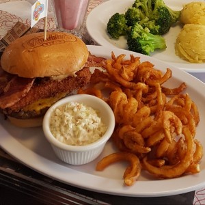 Hamburguesa con aros de cebolla