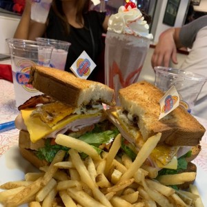 Club Sandwich + Milkshake de Fresa oreo