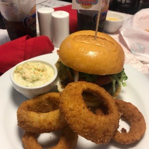 Hamburguesa con aros de cebolla