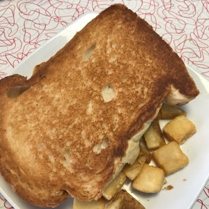 Tostada Francesa y papas fritas.