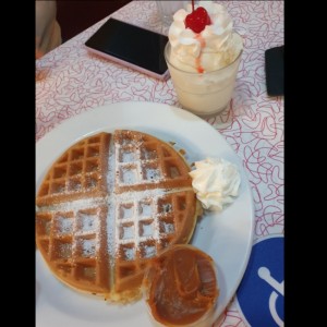 waffles con helado y dulce de leche