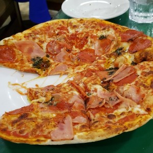 pizza jamon y peperoni