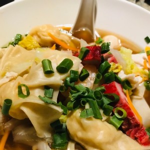 sopa de wanton mein 