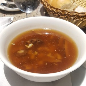 sopa de hongo y pollo