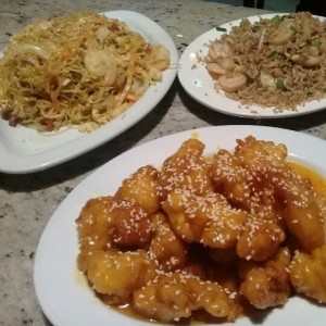 pollo con miel, fideos singapur y arroz tradicional con camarones
