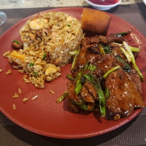 Lunch con arroz cantones y carne con jengibre