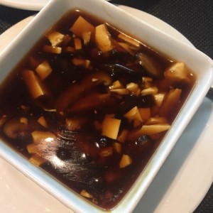 Sopa de tofu y hongos negros