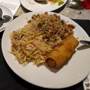 Arroz frito, chow mein y rollo primavera