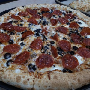 pizza borde de queso con peperonni y Aceitunas negras 