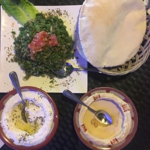 Hummus, Labne con Ajo, pan pita y ensalada tabule