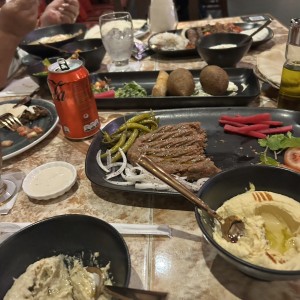 Kibbe crudo y mesa libanesa para compartir 