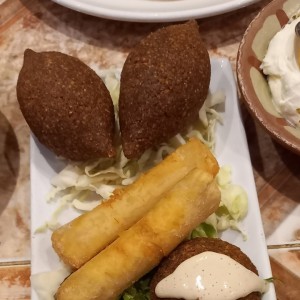 kibbe de carne y sambisu de queso