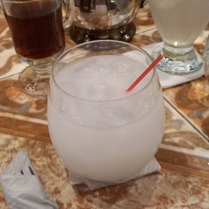 Arak con hielo y agua