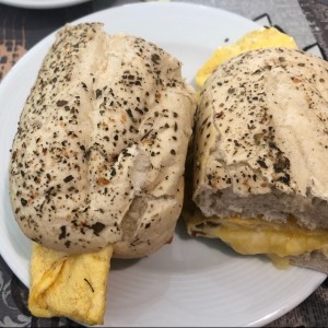 Breakfast sandwich en pan de oregano