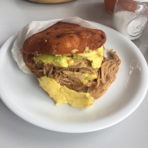 arepa de chicharron con pernil 