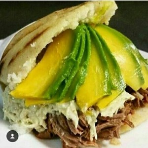 Arepa de Reina Pepeada con Ropa vieja y aguacate..