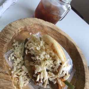 Arepa con bistec encebollado y Queso