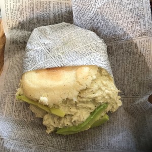 arepa de aguacate chiricano y pollo