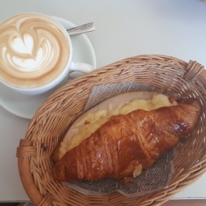 Croissant con pavo y queso gouda