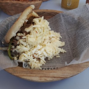 Arepa con bistec guisado y queso gouda