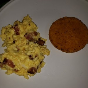 huevos con bacon y queso (tortilla)